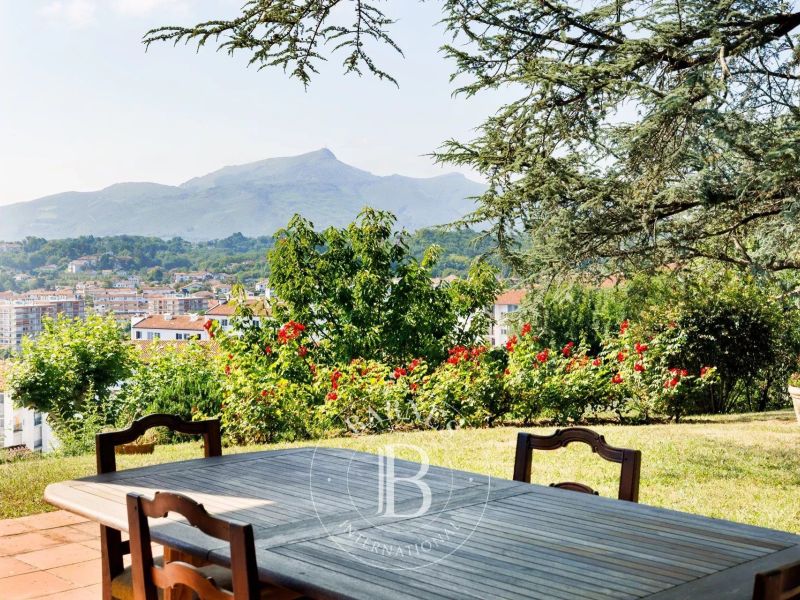 A vendre MAISON  8 PIECES 245 M2 BORD DE MER CIBOURE