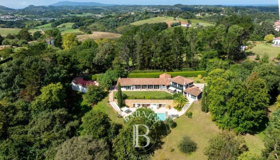 A vendre MAISON  9 PIECES 340 M2 BORD DE MER URRUGNE