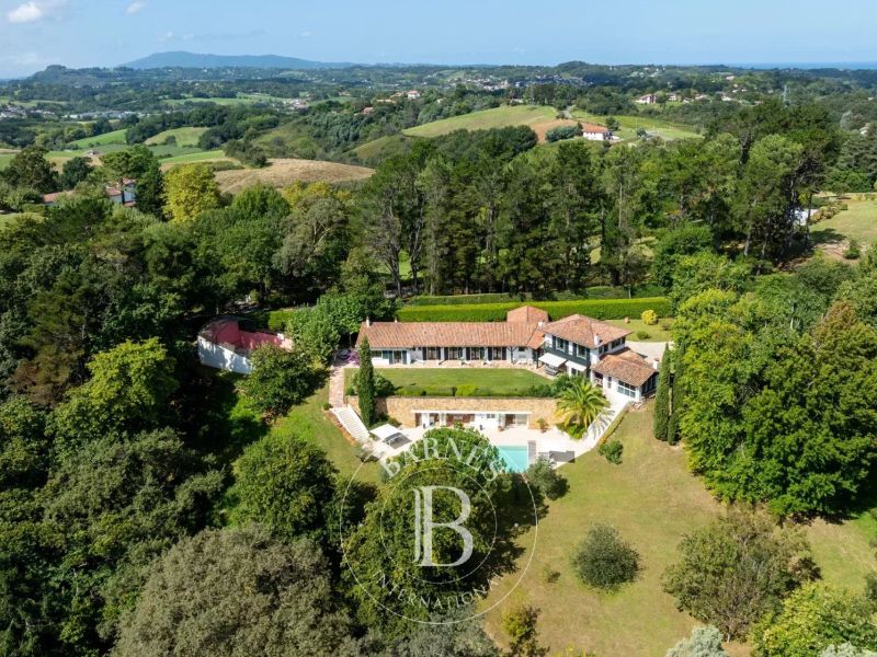 A vendre MAISON  9 PIECES 340 M2 BORD DE MER URRUGNE
