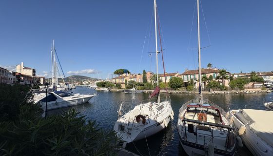A louer APPARTEMENT T3 39 M2 TERRASSE PIEDS DANS L'EAU GRIMAUD