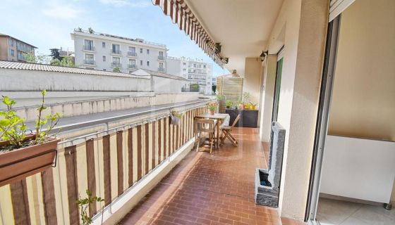 A louer APPARTEMENT T3 76 M2 TERRASSE BORD DE MER ANTIBES