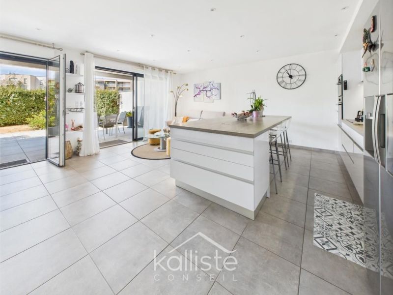 A louer APPARTEMENT DE PRESTIGE T3 71 M2 TERRASSE BORD DE MER AJACCIO