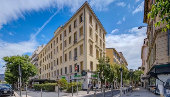 A louer APPARTEMENT DE PRESTIGE T5 129 M2 BORD DE MER NICE