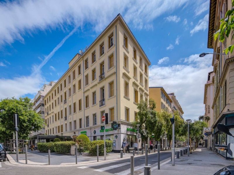 A louer APPARTEMENT DE PRESTIGE T5 129 M2 BORD DE MER NICE