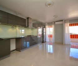 A louer APPARTEMENT NEUF T4 89 M2 BORD DE MER LE CANNET