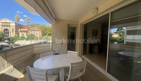A louer APPARTEMENT T3 84 M2 TERRASSE BORD DE MER HYERES