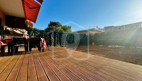 A louer APPARTEMENT DE PRESTIGE T3 70 M2 TERRASSE BORD DE MER ANTIBES