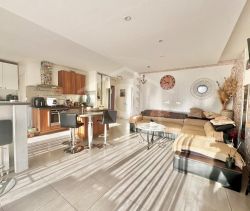 A louer APPARTEMENT DE PRESTIGE T3 70 M2 TERRASSE BORD DE MER ANTIBES