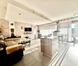 A louer APPARTEMENT DE PRESTIGE T3 70 M2 TERRASSE BORD DE MER ANTIBES
