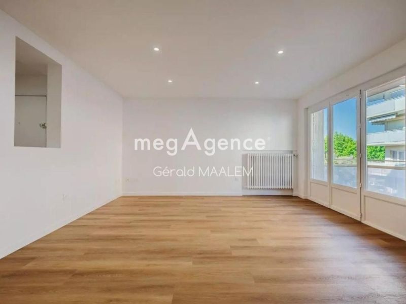 A louer APPARTEMENT DE PRESTIGE T4 77 M2 TERRASSE BORD DE MER SAINTE MAXIME