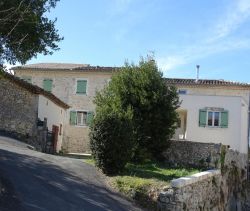A louer APPARTEMENT  150 M2 TERRASSE  UZES