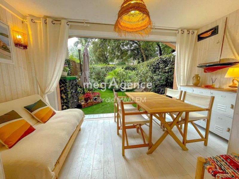 A louer APPARTEMENT DE PRESTIGE T3 49 M2 BORD DE MER LA CROIX VALMER