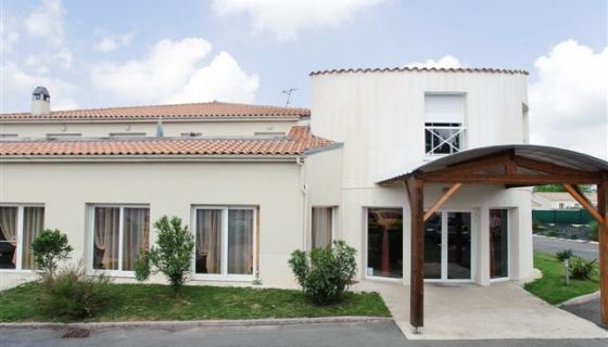 A louer STUDIO  22 M2 TERRASSE  TONNAY CHARENTE