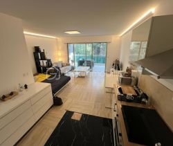 A louer STUDIO  32 M2 TERRASSE BORD DE MER CANNES