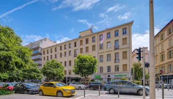 A louer APPARTEMENT DE PRESTIGE T5 129 M2 BORD DE MER NICE