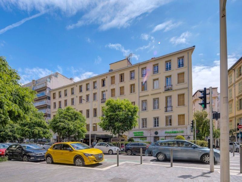 A louer APPARTEMENT DE PRESTIGE T5 129 M2 BORD DE MER NICE