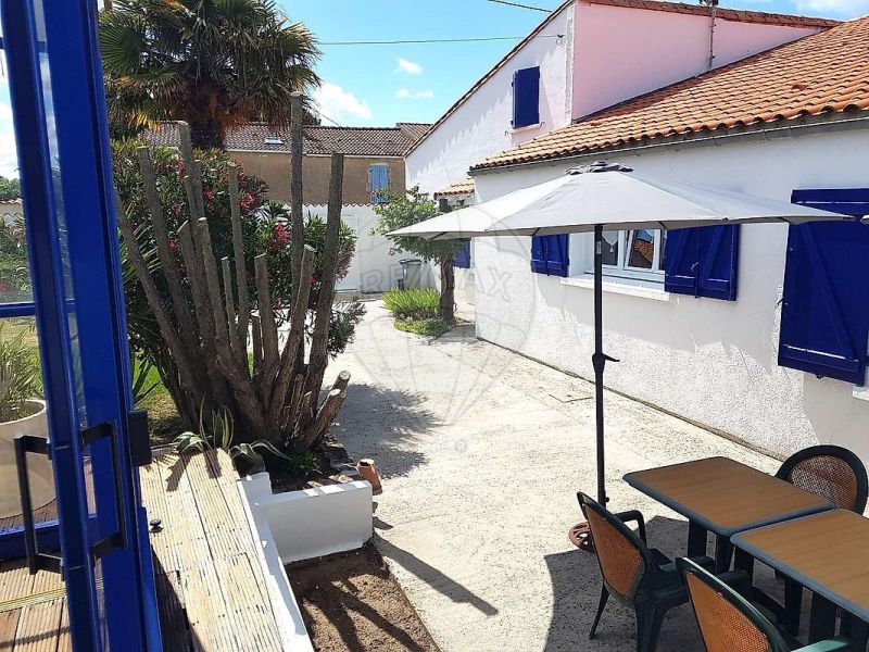 A louer LOFT  6 PIECES 325 M2 BORD DE MER MARENNES