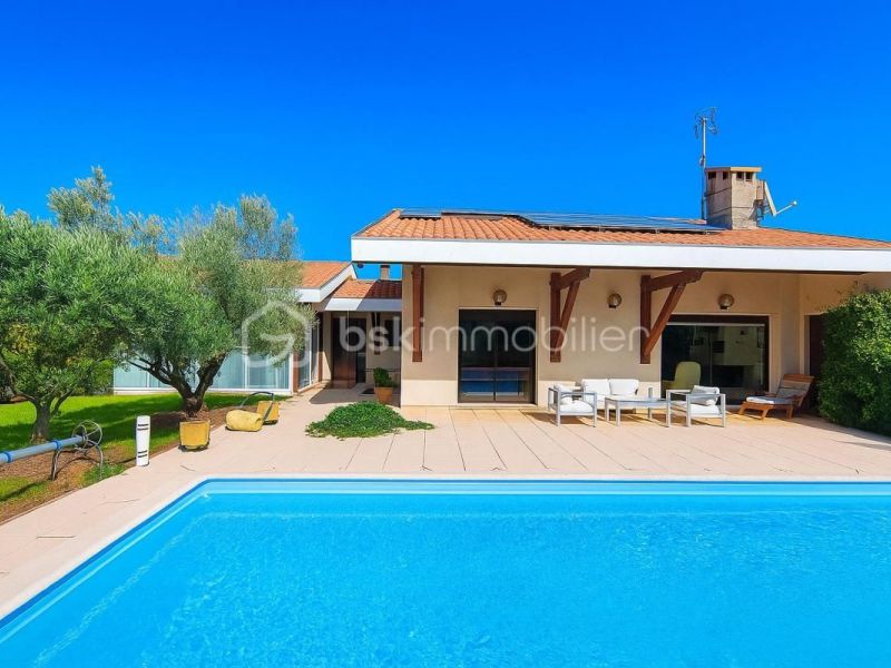 A louer MAISON  6 PIECES 204 M2 BORD DE MER GUJAN MESTRAS