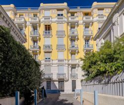 A louer APPARTEMENT DE PRESTIGE T3 60 M2 BORD DE MER NICE