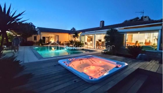 A louer MAISON  6 PIECES 237 M2 BORD DE MER LATTES