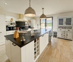 A louer MAISON  5 PIECES 158 M2  UZES