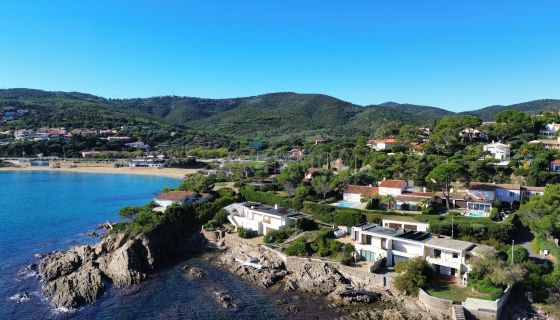 A vendre MAISON  5 PIECES 90 M2 PIEDS DANS L'EAU SAINT AYGULF