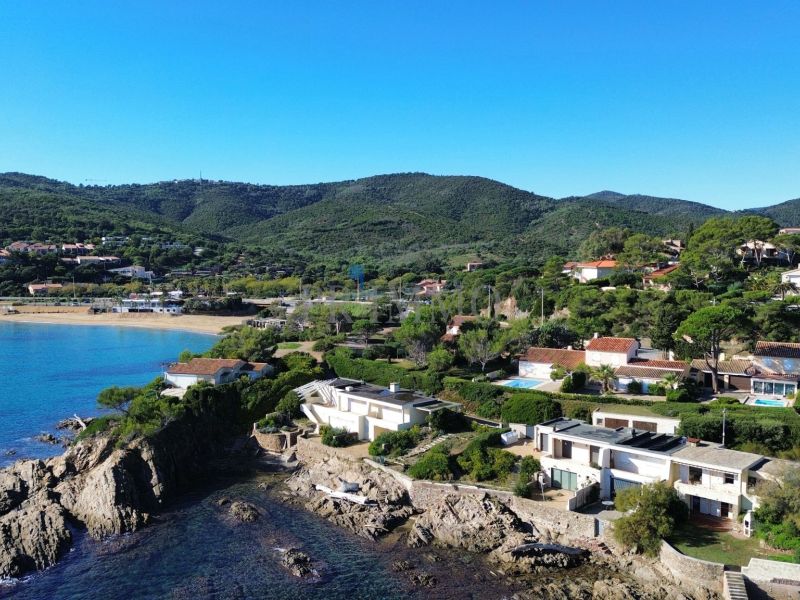 A vendre MAISON  5 PIECES 90 M2 PIEDS DANS L'EAU SAINT AYGULF