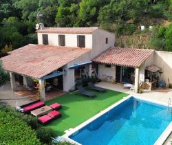 A vendre MAISON  6 PIECES 163 M2 BORD DE MER SAINT AYGULF