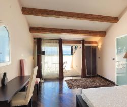 A vendre MAISON  8 PIECES 282 M2 BORD DE MER ANTIBES