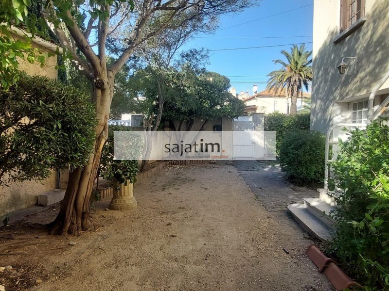 A vendre VILLA  10 PIECES 233 M² PROCHE COMMODITES La Ciotat