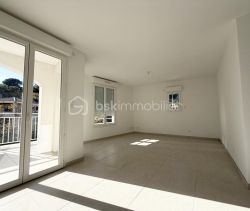 A louer APPARTEMENT DE PRESTIGE NEUF T3 52 M2 BORD DE MER CAVALAIRE SUR MER