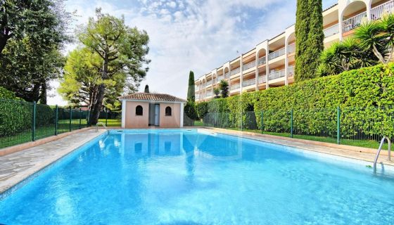 A louer APPARTEMENT DE PRESTIGE T4 101 M2 TERRASSE BORD DE MER ANTIBES