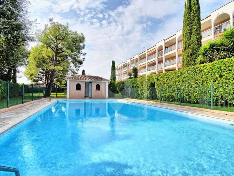 A louer APPARTEMENT DE PRESTIGE T4 101 M2 TERRASSE BORD DE MER ANTIBES