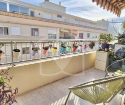 A louer APPARTEMENT T3 64 M2 TERRASSE BORD DE MER VALLAURIS
