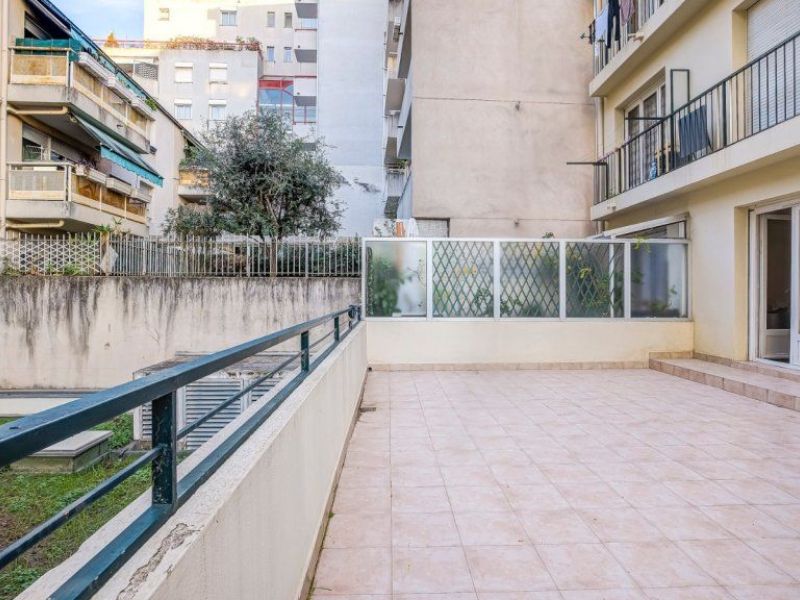 A louer STUDIO  23 M2 TERRASSE BORD DE MER NICE