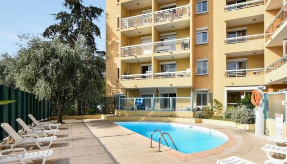 A louer STUDIO  21 M2 PLAGE à PIED ANTIBES