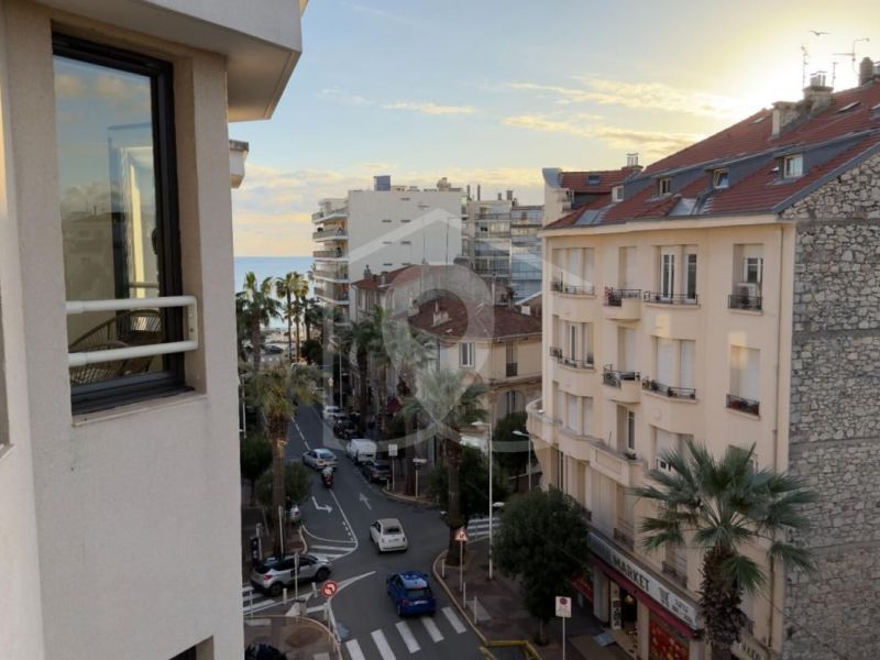 Luxury 2-bedroom apartment for rent, 63 m², with terrace, beachfront, Antibes
