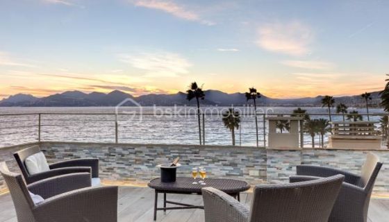 A vendre PENTHOUSE  128 M2 TERRASSE PIEDS DANS L'EAU CANNES