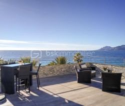 A vendre PENTHOUSE  128 M2 TERRASSE PIEDS DANS L'EAU CANNES