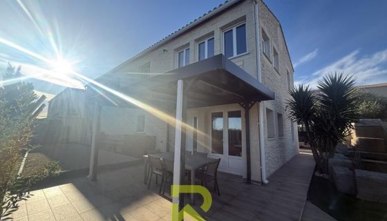 Contemporary house for rent by the sea in Poussan