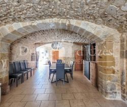 Mansion for rent in Uzès