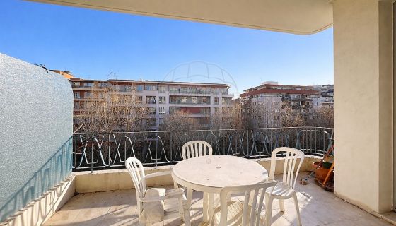 A louer APPARTEMENT DE PRESTIGE T3 89 M2 TERRASSE BORD DE MER NICE