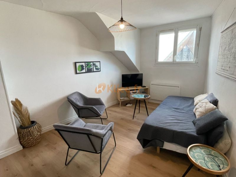 For sale: Renovated 2-bedroom apartment (54 m²) on the top floor in the city center of Saint-Valery-en-Caux