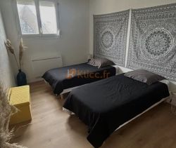 For sale: Renovated 2-bedroom apartment (54 m²) on the top floor in the city center of Saint-Valery-en-Caux