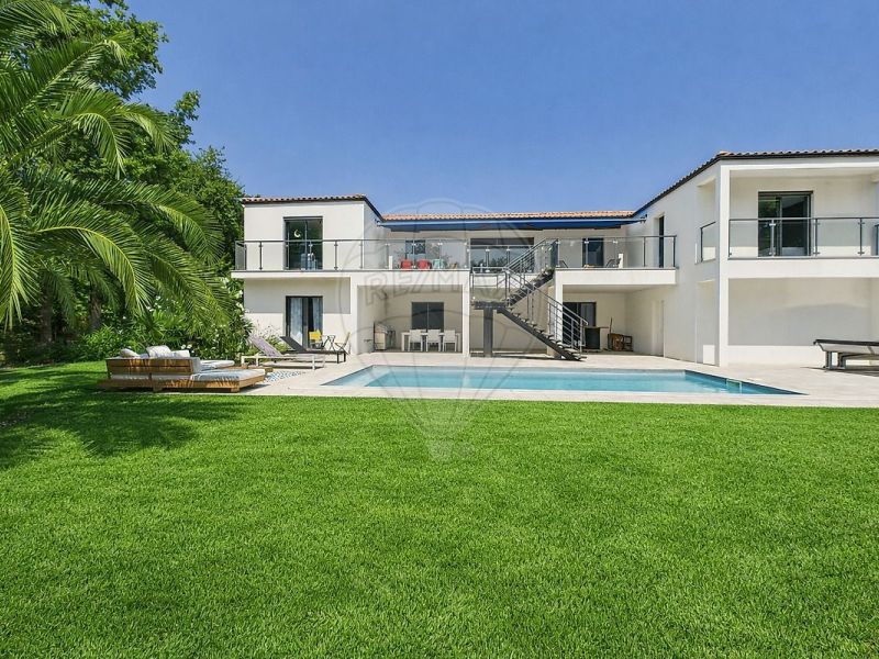 Contemporary house for rent by the sea in Les Mathes