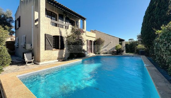 A vendre SUPERBE villa 8 PIECES 200 m&sup2; proche des plages et des commoditES La Ciotat