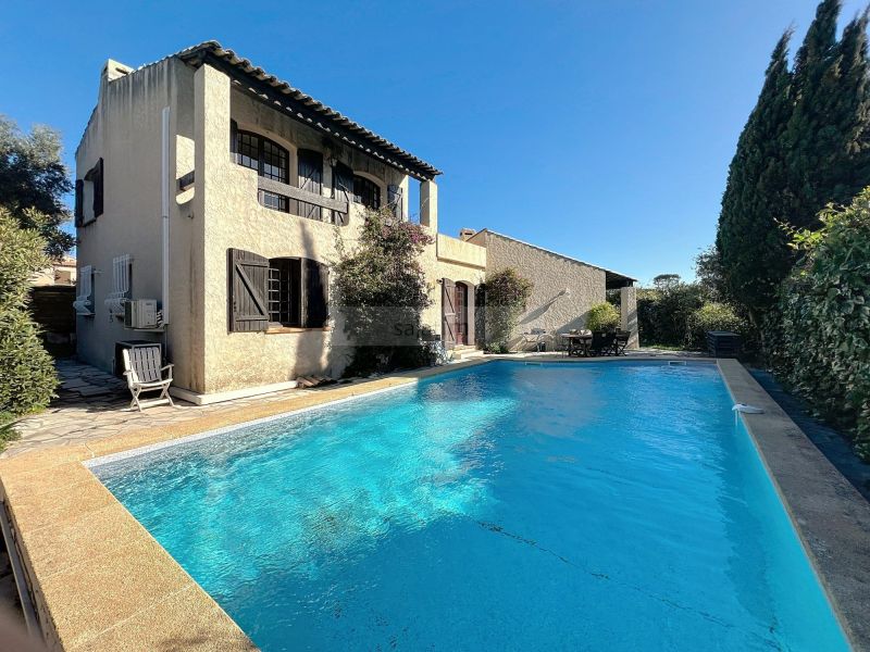 A vendre SUPERBE villa 8 PIECES 200 m&sup2; proche des plages et des commoditES La Ciotat
