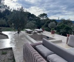 A vendre Belle&nbsp; propri&eacute;t&eacute;&nbsp;est situ&eacute;e sur une colline entre le village de Cotignac 