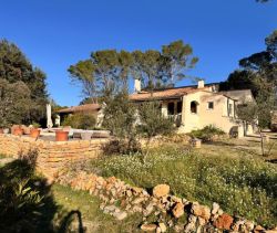 A vendre Belle&nbsp; propri&eacute;t&eacute;&nbsp;est situ&eacute;e sur une colline entre le village de Cotignac 