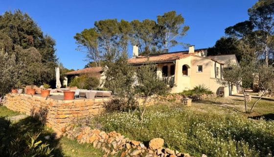 A vendre Belle&nbsp; propri&eacute;t&eacute;&nbsp;est situ&eacute;e sur une colline entre le village de Cotignac 